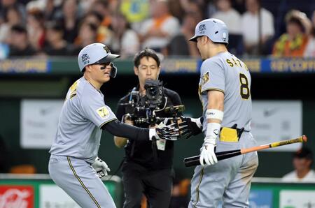 ７回、ソロを放った森下は佐藤輝に迎えられる（撮影・田中太一）