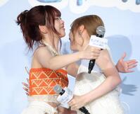 感謝の言葉を伝えたＫＥＩＫＯ（右）を抱きしめるＭＥ：ＩのＴＳＵＺＵＭＩ（撮影・吉澤敬太）