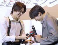 自ら仮面ライダーショップで購入した仮面ライダーゼッツの人形を、今井竜太郎（左）見せる秋谷郁甫（撮影・吉澤敬太）