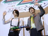 手を振る今井竜太郎（左）と秋谷郁甫＝東京・新宿バルト９（撮影・吉澤敬太）