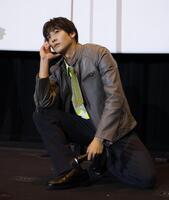 仮面ライダーマイスの変身ポーズを披露する秋谷郁甫（撮影・吉澤敬太）