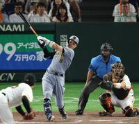 ９回、右中間に２ランを放つ佐藤輝（撮影・金田祐二）