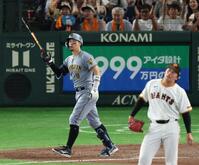 ９回、右中間に２ランを放つ佐藤輝（撮影・金田祐二）