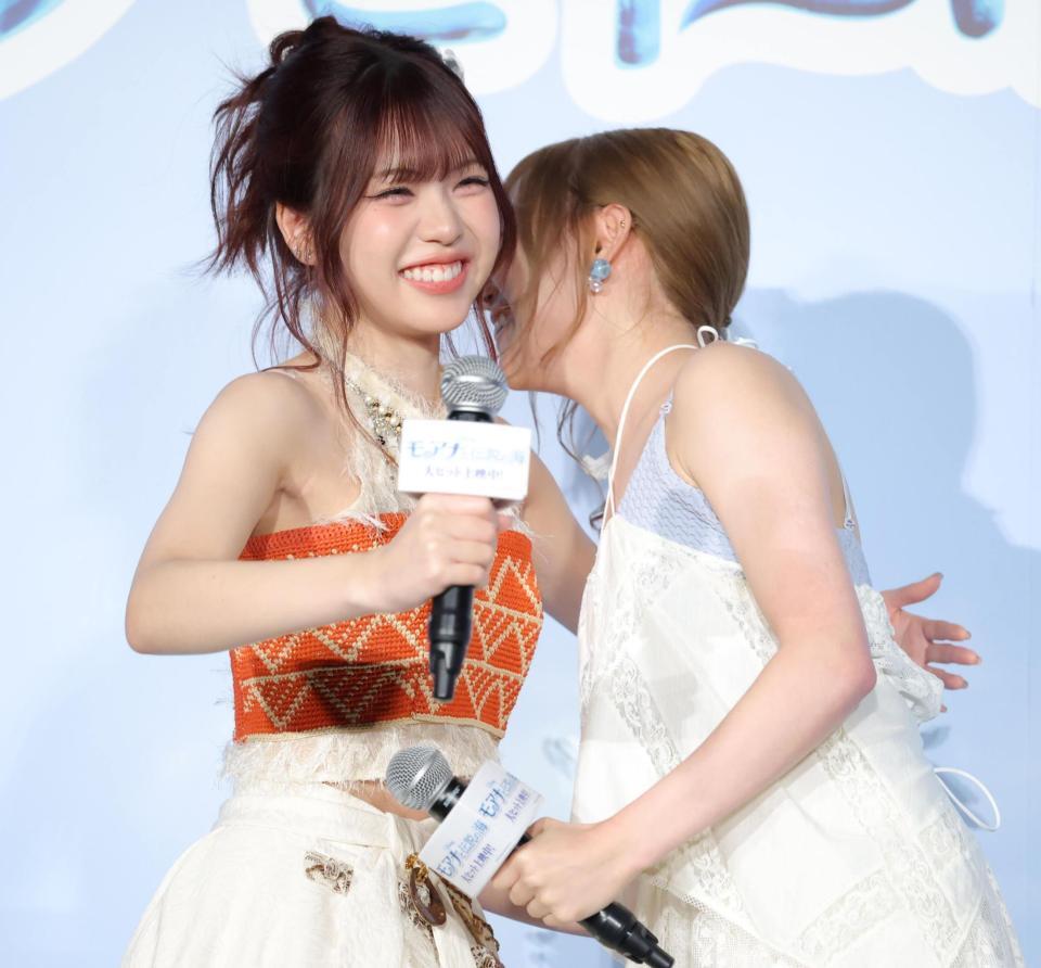 感謝の言葉を伝えたＫＥＩＫＯ（右）を抱きしめるＭＥ：ＩのＴＳＵＺＵＭＩ（撮影・吉澤敬太）
