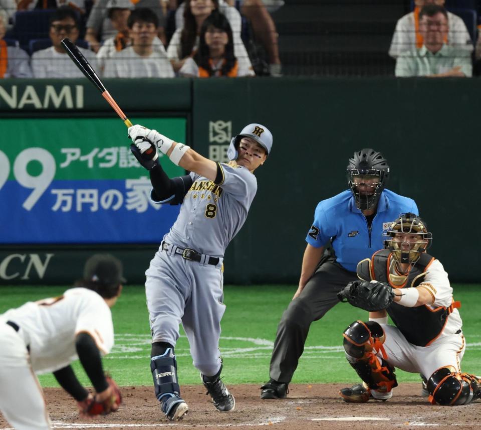 ９回、右中間に２ランを放つ佐藤輝（撮影・金田祐二）