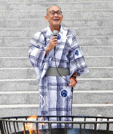 「圓朝忌」であいさつする林家正蔵