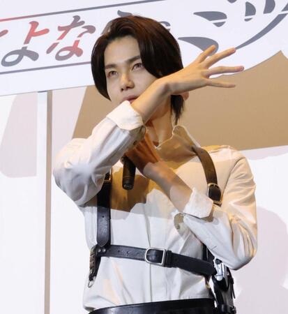 仮面ライダーゼッツの変身ポーズを披露する今井竜太郎（撮影・吉澤敬太）