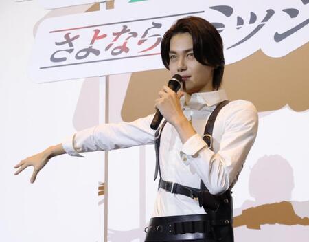 仮面ライダーゼッツの変身ポーズを披露する今井竜太郎（撮影・吉澤敬太）