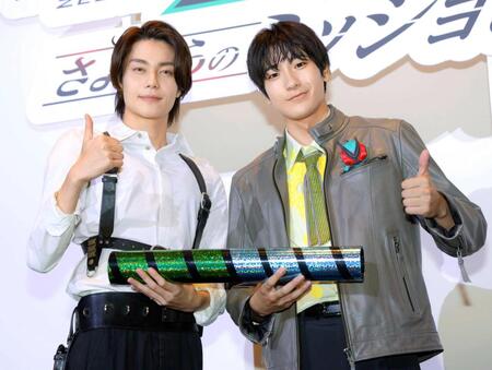 秋谷郁甫（右）にバトンを手渡す今井竜太郎（撮影・吉澤敬太）