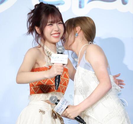 感謝の言葉を伝えたＫＥＩＫＯ（右）を抱きしめるＭＥ：ＩのＴＳＵＺＵＭＩ（撮影・吉澤敬太）