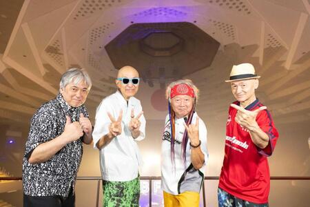 公演前に笑顔でポーズをとる爆風スランプの（左から）バーベＱ和佐田、サンプラザ中野くん、ファンキー末吉、パッパラー河合