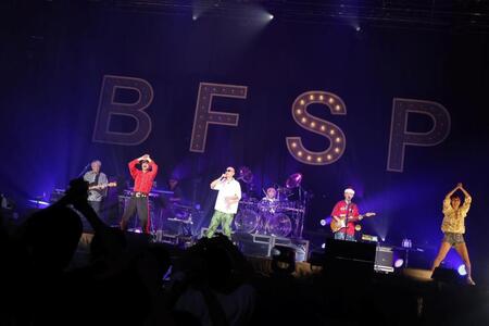 ３５年ぶりの日本武道館単独公演に臨んだ爆風スランプ（撮影・池村隆司）