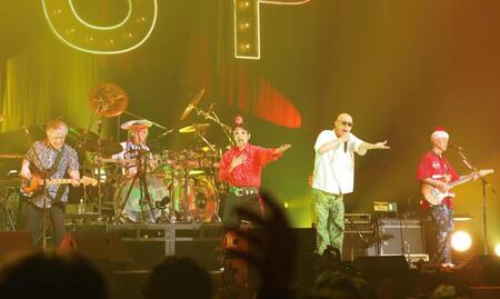 ３５年ぶりの日本武道館単独公演に臨んだ爆風スランプ（撮影・池村隆司）