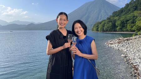 旅番組で共演する原沙知絵と羽田美智子（©ＢＳテレ東）