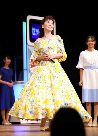 抽せん会に参加した南野陽子（撮影・石井剣太郎）