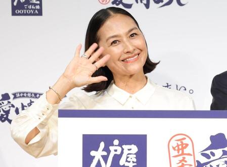 手を振る亜希（撮影・棚橋慶太）