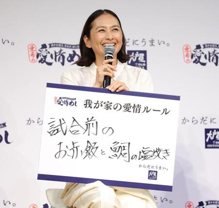 トークで盛り上がる亜希（撮影・棚橋慶太）