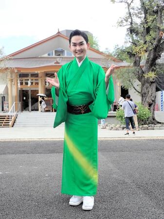 橋幸夫さんの着物で奉納歌唱を行った彩青