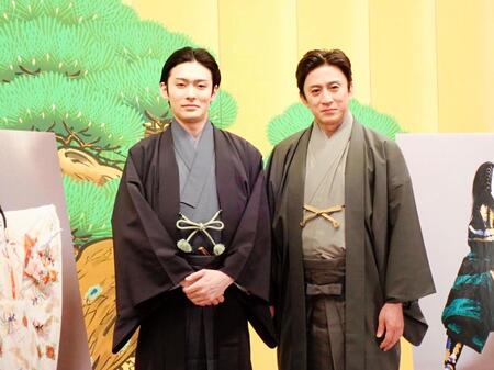 取材会を開いた松本幸四郎（右）と市川染五郎