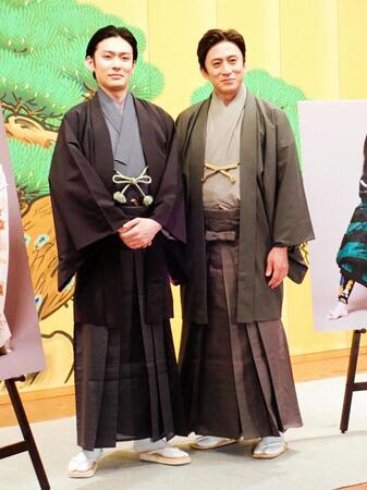 取材会を開いた松本幸四郎（右）と市川染五郎