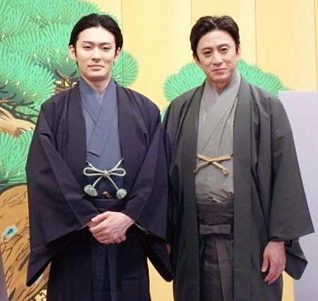 松本幸四郎（右）と市川染五郎