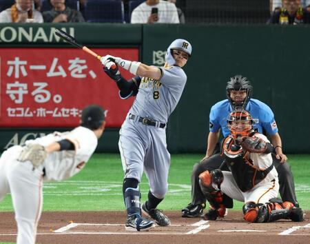 １回、左前に先制適時打を放つ佐藤輝（撮影・金田祐二）