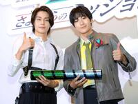 秋谷郁甫（右）にバトンを手渡す今井竜太郎（撮影・吉澤敬太）