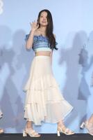 手を振るＭＥ：ＩのＭＯＭＯＮＡ＝東京・ユナイテッドシネマ豊洲（撮影・吉澤敬太）
