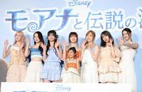 手を振るＭＥ：Ｉの（左から）ＳＵＺＵ、ＭＯＭＯＮＡ、ＲＩＮＯＮ、ＴＳＵＺＵＭＩ、ＫＥＩＫＯ、ＡＹＡＮＥ、ＭＩＵと倉田瑛茉（手前）＝撮影・吉澤敬太　