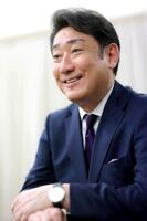 笑顔でインタビューに答える中村芝翫（撮影・吉澤敬太）　