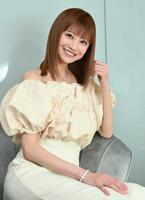 笑顔でポーズをとる愛沢えみり氏（撮影・持木克友）