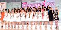 ２０１４年、全日本国民的美少女コンテストグランプリの高橋ひかる（右から７人目）