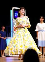 抽せん会に参加した南野陽子（撮影・石井剣太郎）