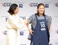 澤穂希さん（右）にエプロンをプレゼントする亜希（撮影・棚橋慶太）
