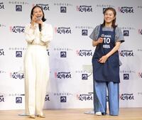 澤穂希（右）とトークで盛り上がる亜希（撮影・棚橋慶太）