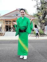 橋幸夫さんの着物で奉納歌唱を行った彩青