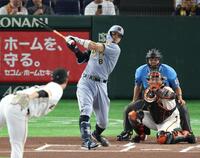 １回、左前に先制適時打を放つ佐藤輝（撮影・金田祐二）