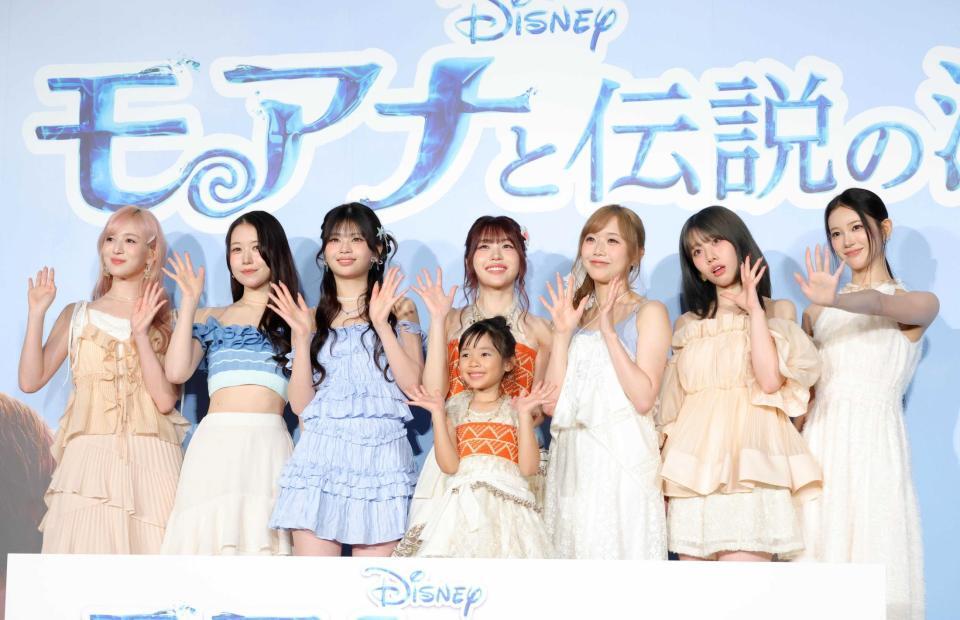 手を振るＭＥ：Ｉの（左から）ＳＵＺＵ、ＭＯＭＯＮＡ、ＲＩＮＯＮ、ＴＳＵＺＵＭＩ、ＫＥＩＫＯ、ＡＹＡＮＥ、ＭＩＵと倉田瑛茉（手前）＝撮影・吉澤敬太　