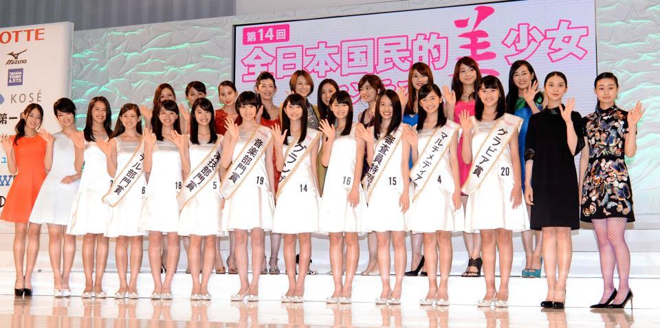 ２０１４年、全日本国民的美少女コンテストグランプリの高橋ひかる（右から７人目）