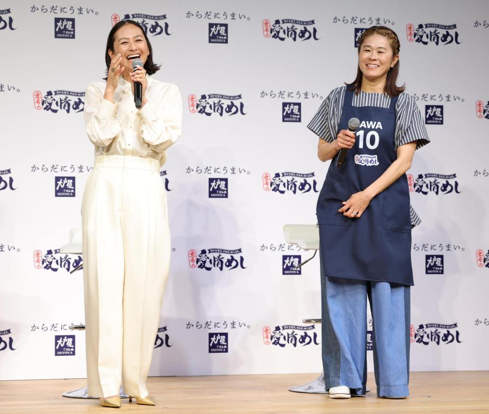 澤穂希（右）とトークで盛り上がる亜希（撮影・棚橋慶太）