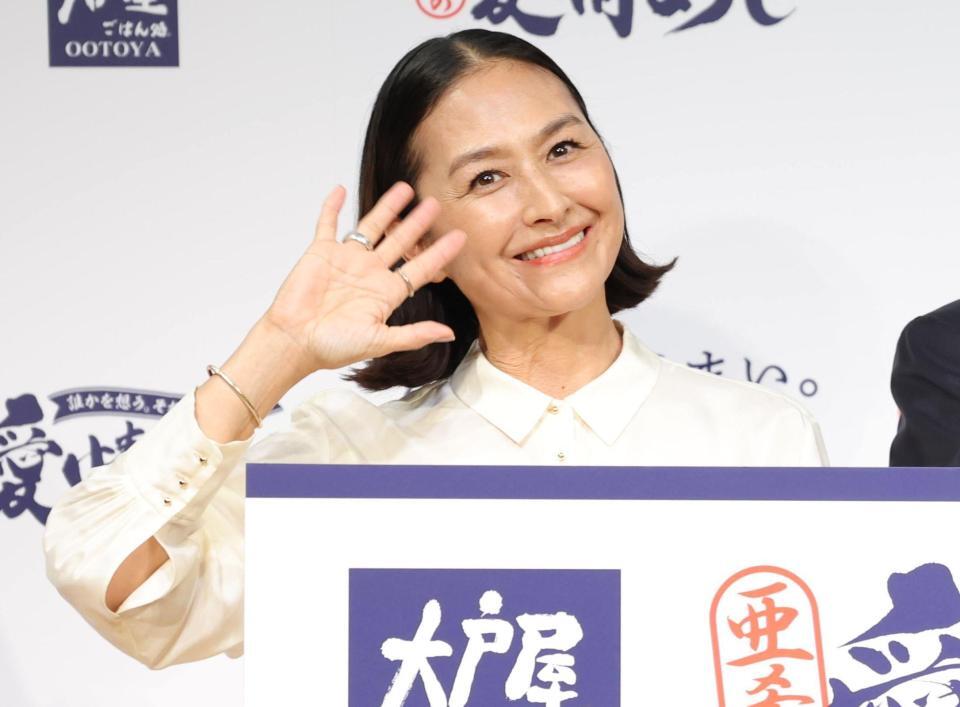 手を振る亜希（撮影・棚橋慶太）