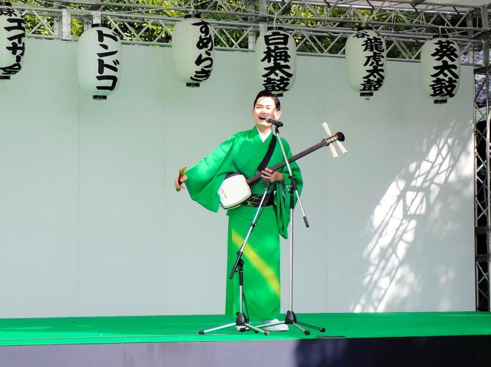 三味線を弾きながら熱唱する彩青