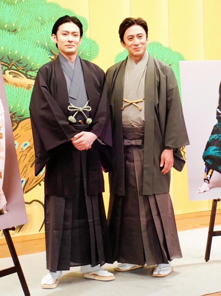 取材会を開いた松本幸四郎（右）と市川染五郎