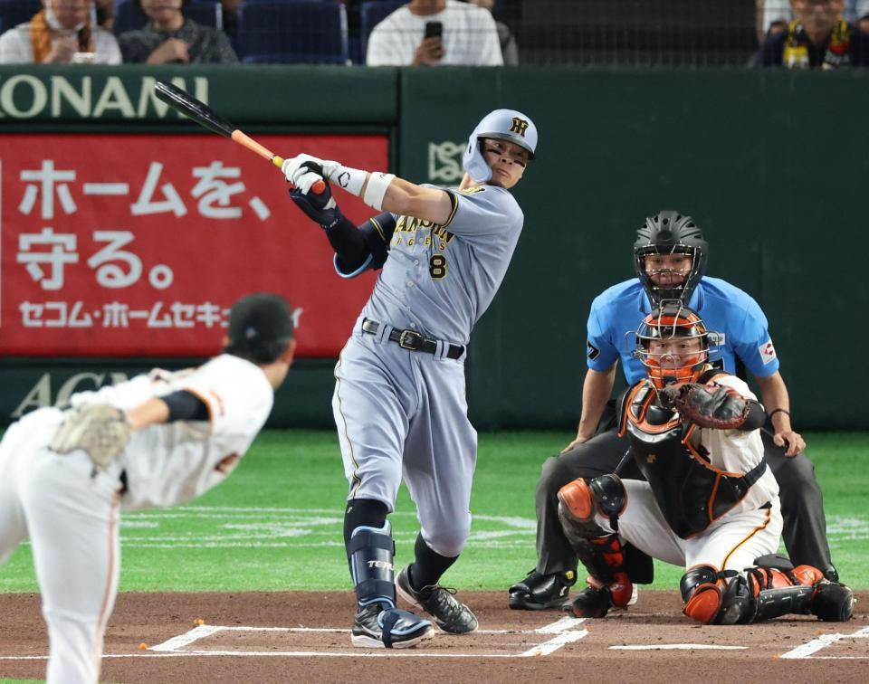 １回、左前に先制適時打を放つ佐藤輝（撮影・金田祐二）