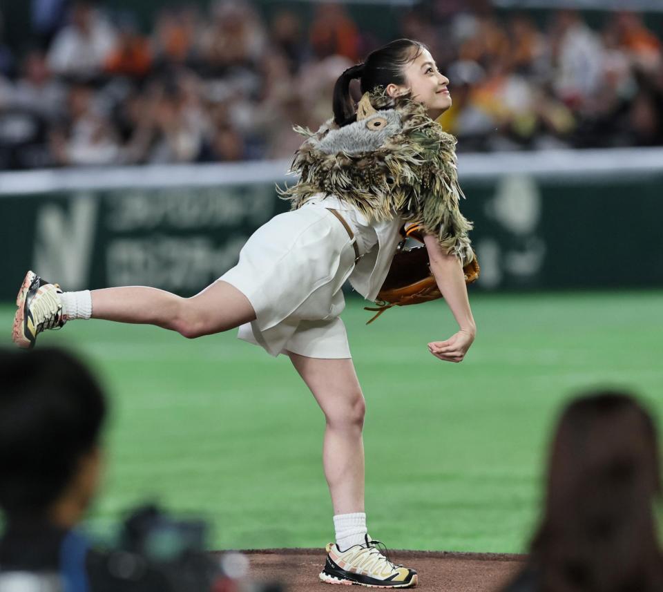 始球式を行う橋本環奈（撮影・田中太一）