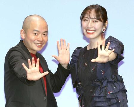 夫婦で登場した上田航平（左）と松井咲子（撮影・伊藤笙子）