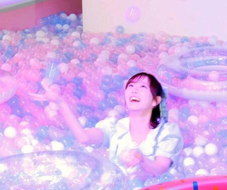 ボールプールで器用にジャグリングを披露する真中まな