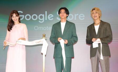 テープカットをした（左から）中条あやみ、Ｋｉｎｇ　＆　Ｐｒｉｎｃｅ・永瀬廉、橋海人（撮影・佐々木彰尚）