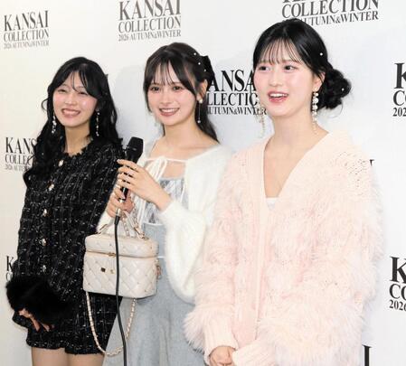 囲み取材に応じるＡＫＢ４８の（左から）佐藤綺星、伊藤百花、八木愛月