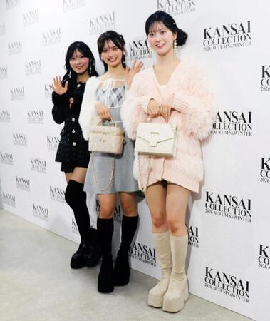 囲み取材に応じるＡＫＢ４８の（左から）佐藤綺星、伊藤百花、八木愛月